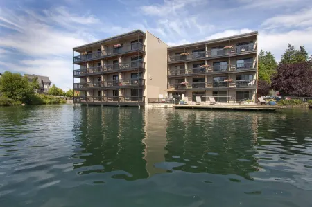 Lakeshore Inn Отели рядом с достопримечательностью «оз. Освего»