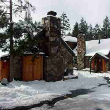 Embers Lodge & Cabins Hotel Exterior