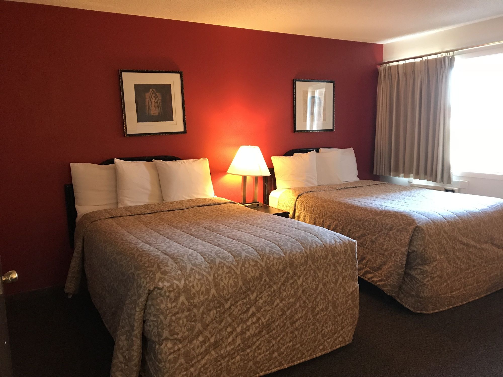 Econo Lodge Inn & Suites