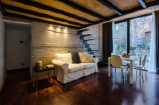 เปียตราเนรา อพาร์ตเมนต์