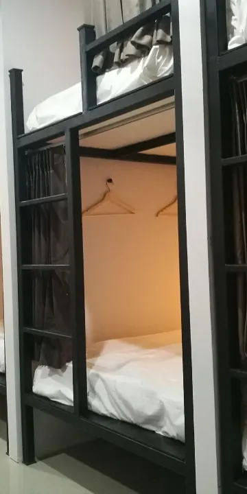เตียงในหอพักหญิง 6 เตียง