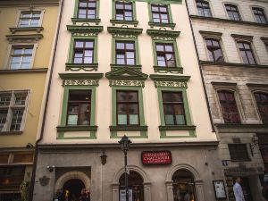 Scharffenberg Apartments Main Square