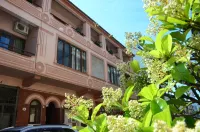 巴統格洛布斯招待所