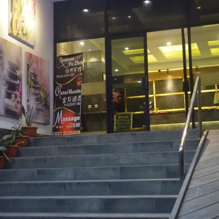 Hotel Mustika Gajah Mada Отели рядом с достопримечательностью «Музей Маритайм»