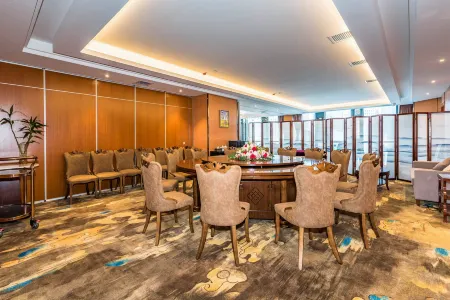 Guiyang Wanyi International Hotel (Guanshanhu Park Lincheng West Road Subway Station Branch) Отели рядом с достопримечательностью «Guiyang Kangyang Vocational University»