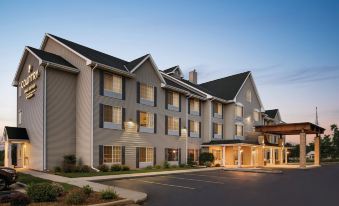 Country Inn & Suites by Radisson, West Bend, WI