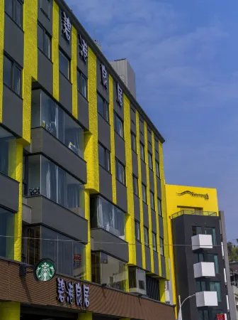 Watermark Hotel-The Harbour Отели рядом с достопримечательностью «Syong Jhen Cicy Gate»