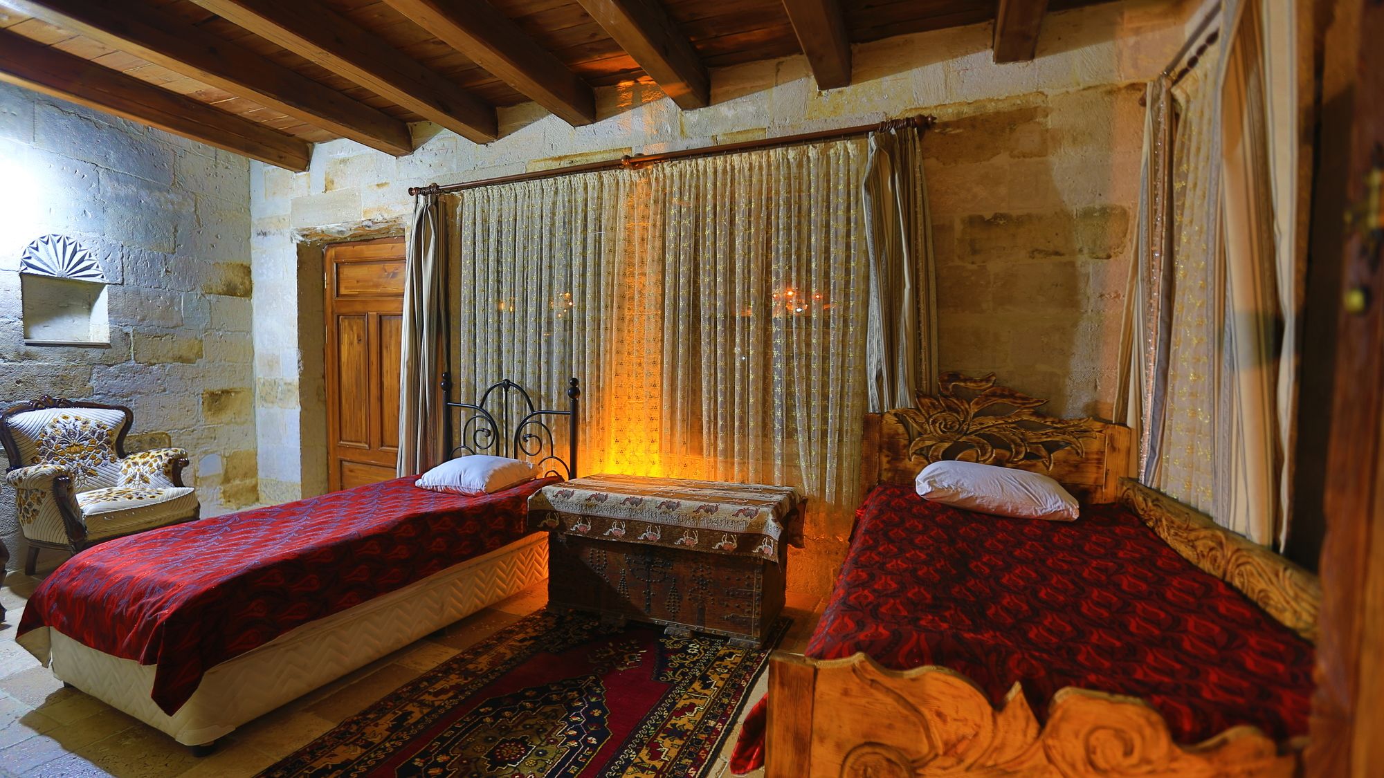 Holiday Cave Hotel