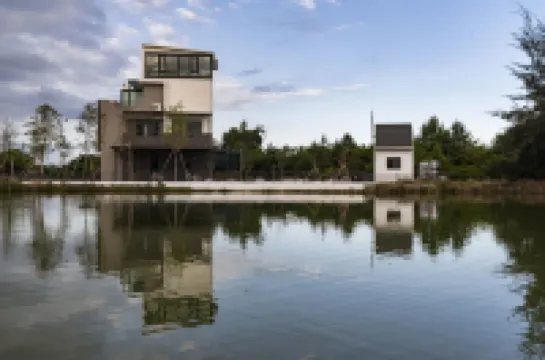 Follow the Cloud B&B Hotels in 