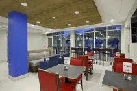 Holiday Inn Express & Suites COLUMBUS NORTH by IHG - breakfast