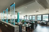 Rheinterrassen Hotel Café Restaurant Отели в г. Весселинг