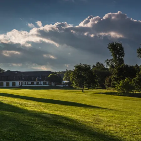 Golf Course Bonn Отели рядом с достопримечательностью «Хольцлар»