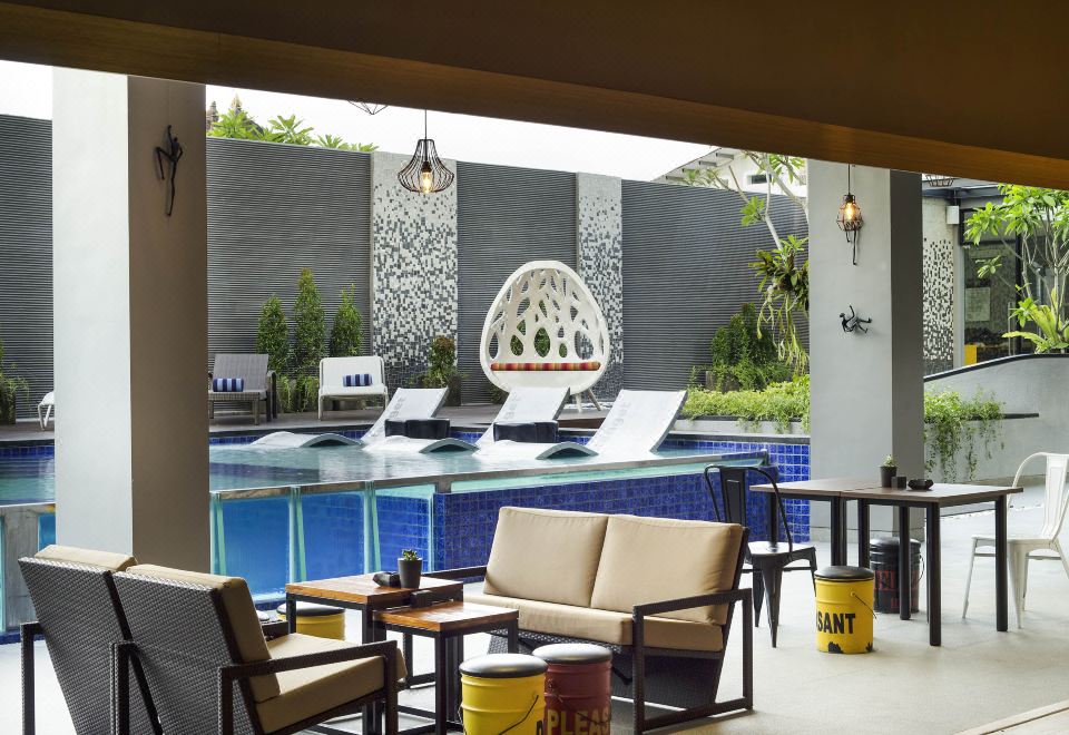 카마니야 페티텐겟 스미냑의 야외 수영장