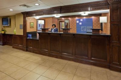 フロントデスク ホリデイ・イン エクスプレス ワシントンDC イースト - アンドリューズ AFBの写真