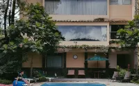 Sandalwood Boutique Hotel Lembang - piscina