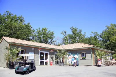 Terres de France - les Hameaux des Lacs Hotels in Puycelci