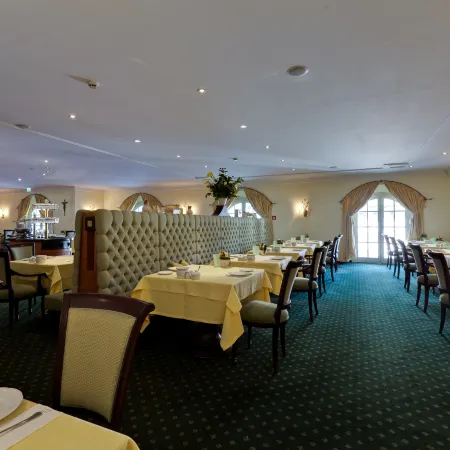 Hotel Friesacher Отели рядом с достопримечательностью «Фонтаны Хельбрунн»