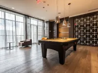 Metropolis Loft - CN Tower Hotel dekat Pusat Penyiaran Kanada