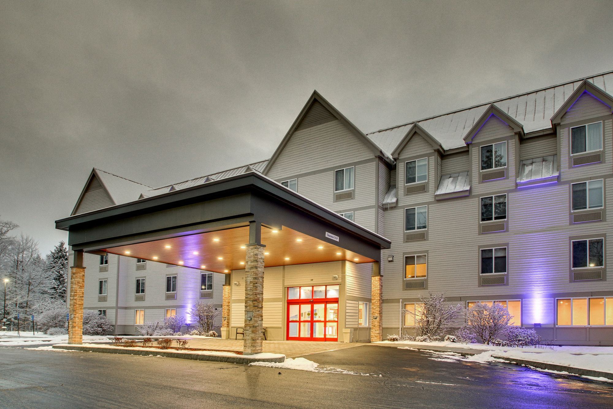 Holiday Inn Express & Suites - Lincoln East - White Mountains, an Ihg Hotel