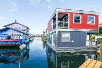 A Float Home B&B in Fisherman’s Wharf Hotel dekat Spa A'lita