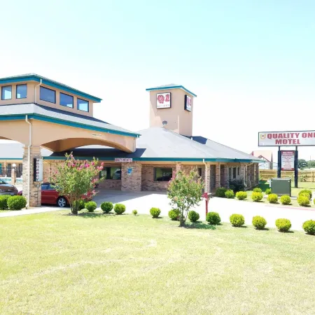 Quality One Motel Отели в г. Вэзерфорд