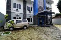 RedDoorz Plus near Museum Keraton Surakarta Hotel dekat Cokro Tekhnik