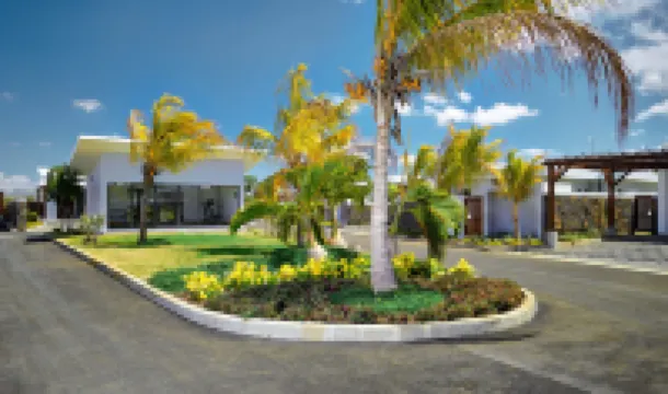 帶私人泳池和花園的珊瑚藍別墅，附帶 LOV