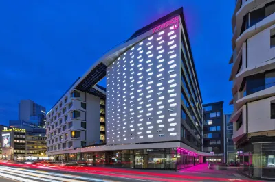 Moxy Frankfurt City Center Hotels in der Nähe von Aussichtspunkt Riedteich