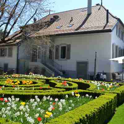 Le Petit Manoir Hotel Exterior