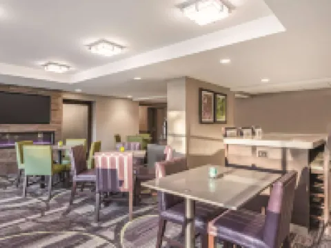 La Quinta Inn & Suites by Wyndham Columbia / Fort Meade Hotels in Jessup