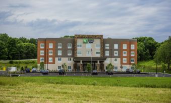 Holiday Inn Express & Suites Jamestown