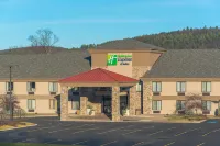 Holiday Inn Express & Suites Cooperstown فنادق في كوبرزتاون