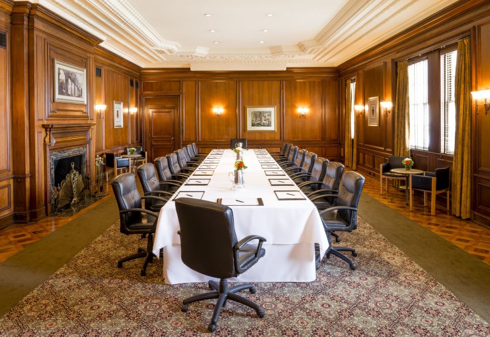 밀레니엄 빌트모어 호텔 로스앤젤레스의 실내 수영장