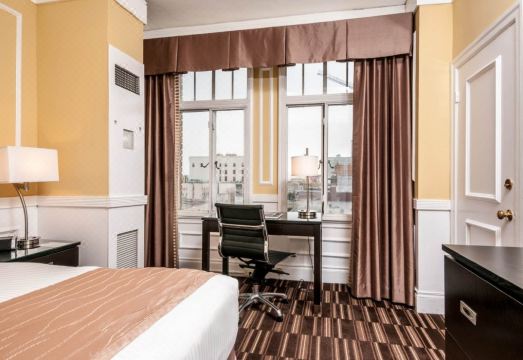 The Pickwick Hotel 외관