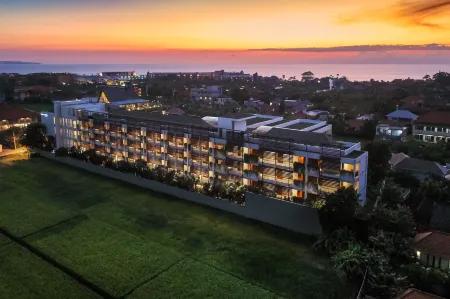 Four Points by Sheraton Bali, Seminyak Отели рядом с достопримечательностью «Бамбак Парк Виллас»