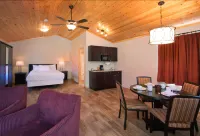 Jasper East Cabins โรงแรมใกล้Highway 93A