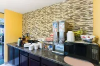Super 8 by Wyndham Perry IA - parking