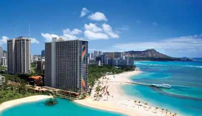 Hilton Hawaiian Village Waikiki Beach Resort Hotel dekat Statue of Duke Kahanamoku