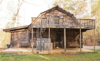 Hilltop Hideaway 3 Bedrooms 2 Bathrooms Cabin