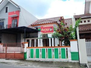Simply Homy Guest House Monjali 1