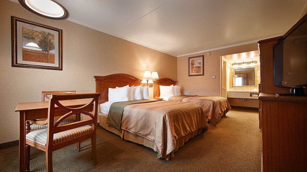 Best Western Plus Revere Inn & Suites