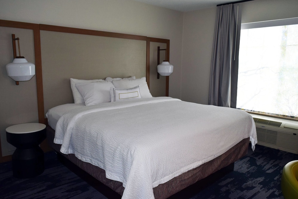 Fairfield Inn and Suites by Marriott Youngstown Austintown