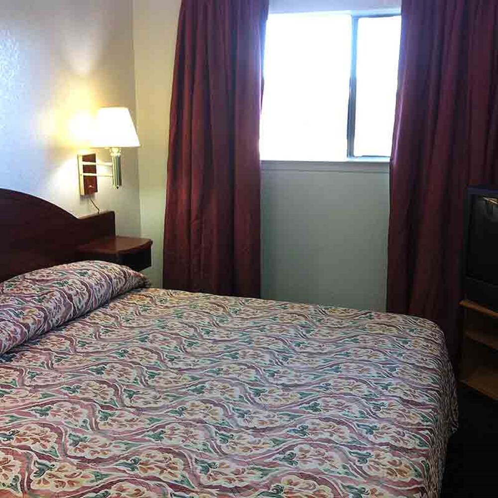 Oaktree Inn and Suites