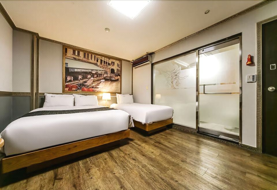 Sharp Hotel - Housity
