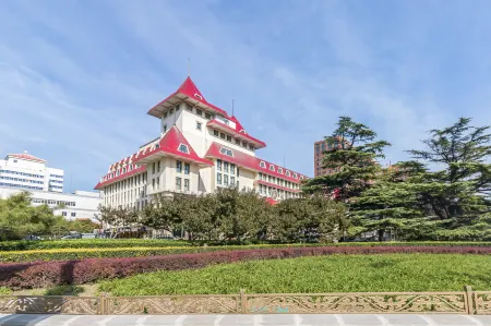 Yilong Hotel (Beijing Shijingshan Gucheng Subway Station) Отели рядом с достопримечательностью «Hong Kong Garden»