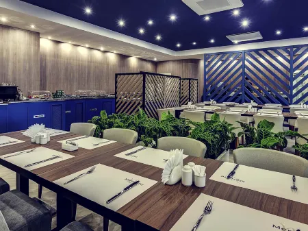 Mercure Воронеж Центр (Меркюр Воронеж) Отели рядом с достопримечательностью «Памятник "Продавец и покупатель"»