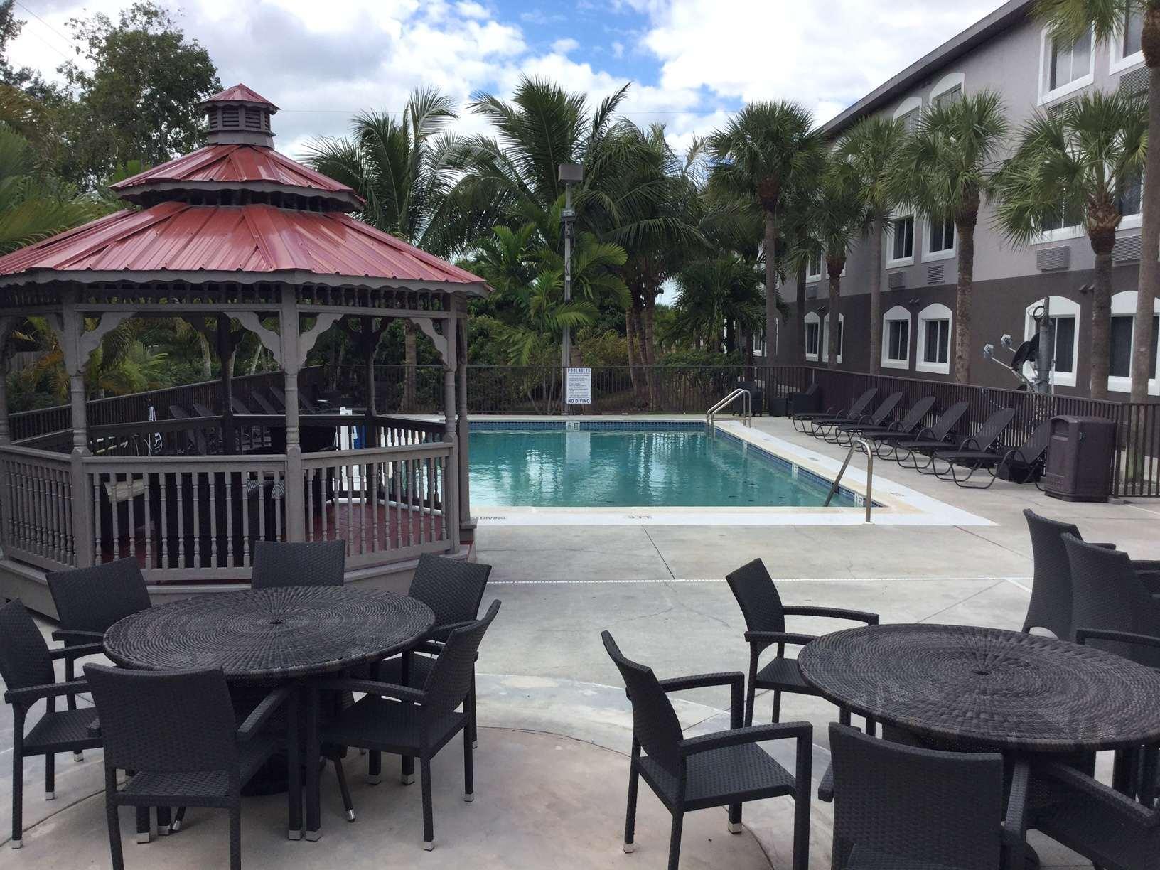 Days Inn & Suites by Wyndham Bonita Springs North Naples