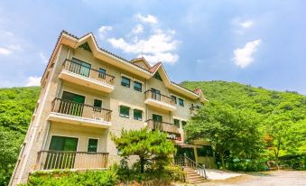 Yangsan (Baenaegol) White House Bed and Breakfast in Woods