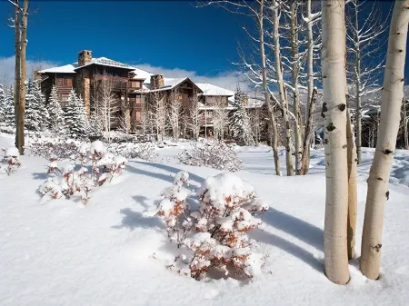 Luxurious 2 Bedroom0 Feet from the Slopes! Condo by RedAwning