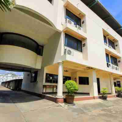 OYO 383 White Inn Hotel Hotel Exterior